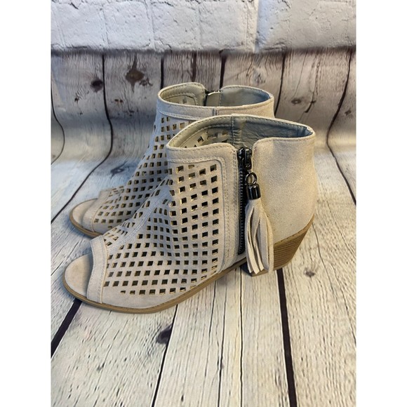 JC Journee Collection Pixie Gray Laser Cut Ankle Booties SZ 7 - Picture 3 of 5